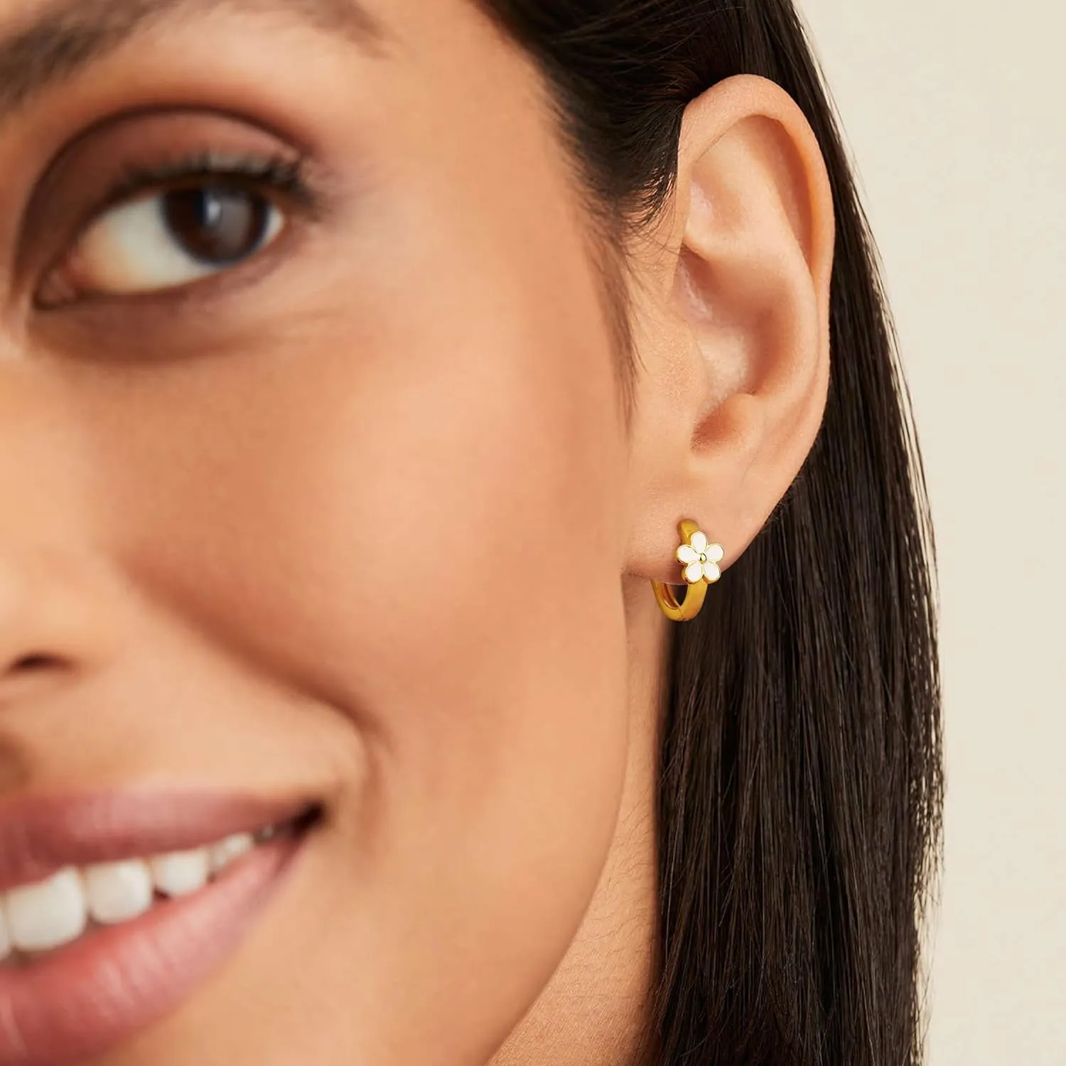 MILACOLATO 925 Sterling Silver Small Hoop Earrings Toddler 18K Gold Plated Huggie Hoop Earrings Daisy Flower Hoop Earrings for Women Hypoallergenic Earrings for Sensitive Ears