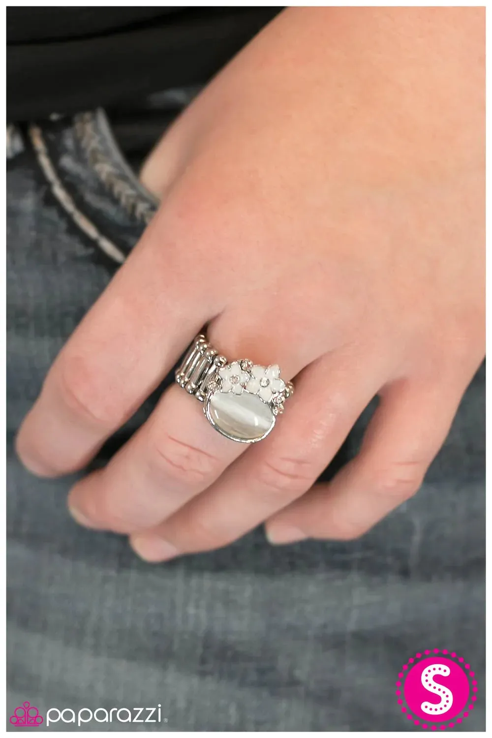 Paparazzi Ring ~ Mooning Over You - White